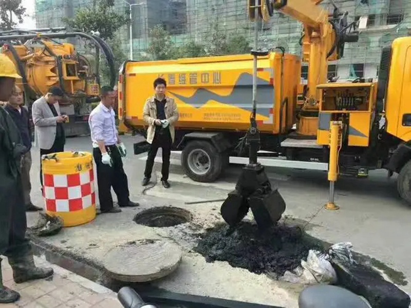 理县街道：网格员化身“清道夫”，为民解忧疏通“堵心”化粪池