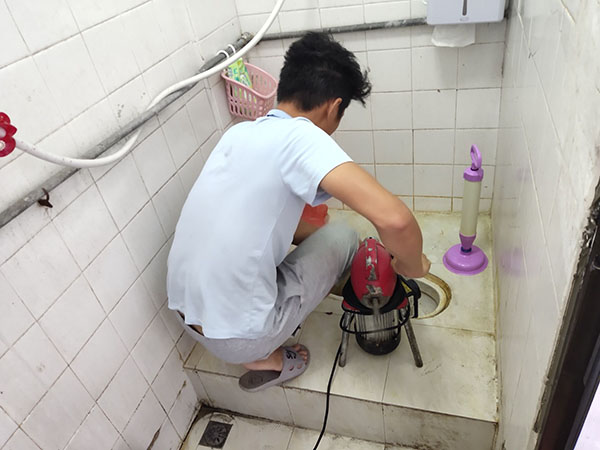 理县肥皂掉到马桶里把马桶堵住了怎么办？马桶堵住了怎么办