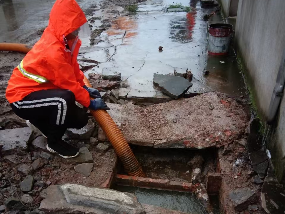 理县专业清理污水池 炜誉市政以规范流程守护城市 “肠道”