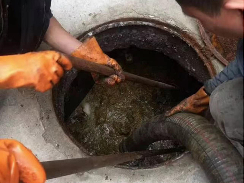 理县清理化粪池时如何避免沼气的危害?